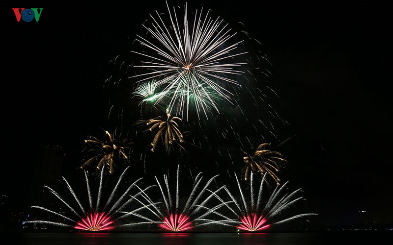 chung ket le hoi phao hoa quoc te da nang ban tinh ca lang man