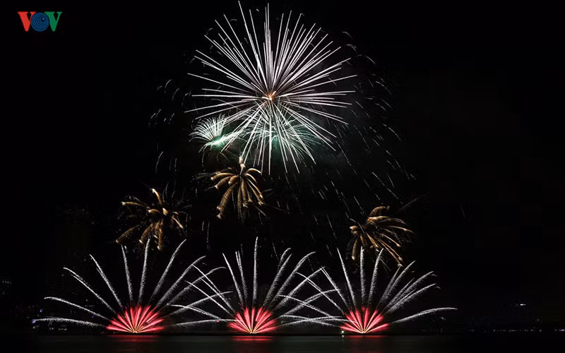 chung ket le hoi phao hoa quoc te da nang ban tinh ca lang man