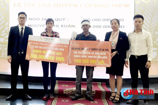 hanwha life ha tinh chi tra quyen loi bao hiem cho khach hang