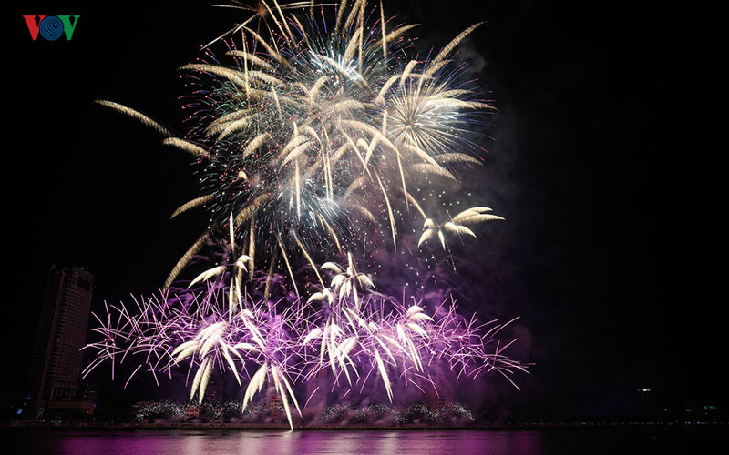 chung ket le hoi phao hoa quoc te da nang ban tinh ca lang man