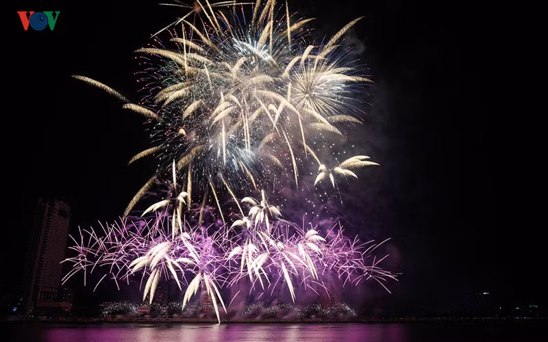 chung ket le hoi phao hoa quoc te da nang ban tinh ca lang man