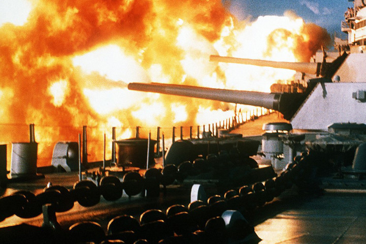 photo cuoi len va tham quan chien ham new jersey cua hai quan my