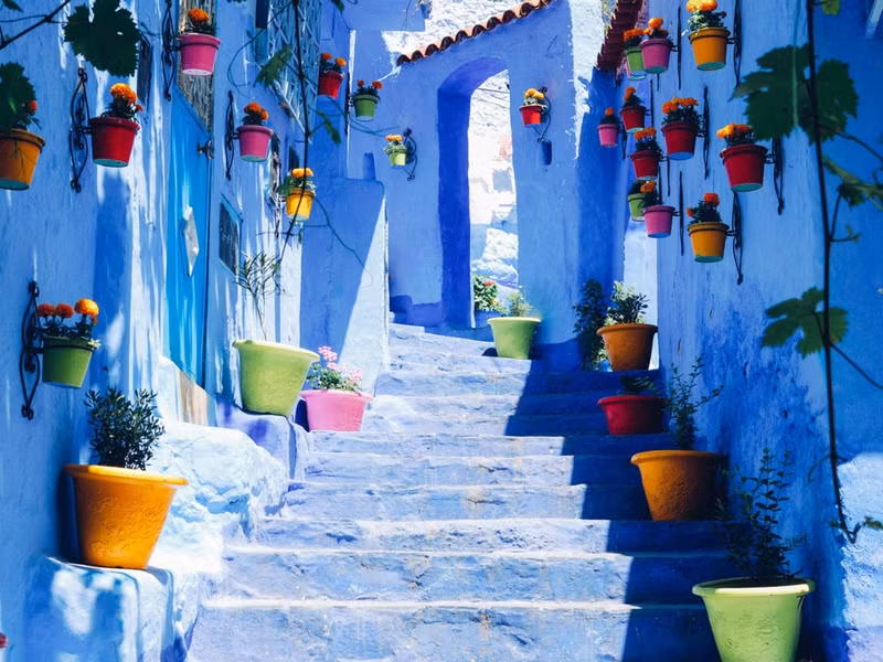Chefchaouen, Morocco: Chefchaouen là một thị trấn xinh đẹp nằm trên ngọn đồi nhỏ, từ lâu đã là điểm đến yêu thích của nhiều du khách nhờ những ngôi nhà sơn màu xanh dịu mát. Ảnh: Cntraveler. nhung dia danh hut khach nho sac mau loe loet