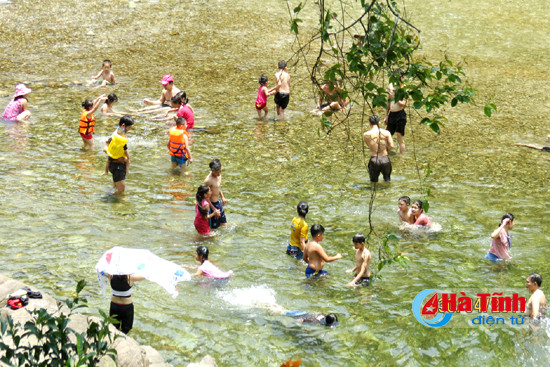 nam thanh nien chet duoi khi tam song