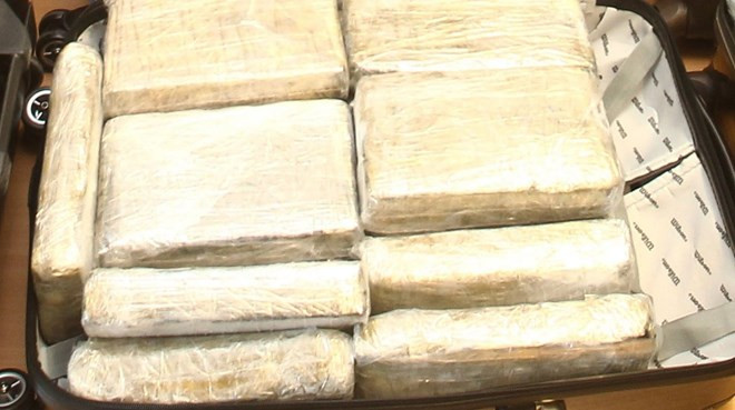 canh sat argentina thu giu 2 tan cocaine tri gia 60 trieu usd