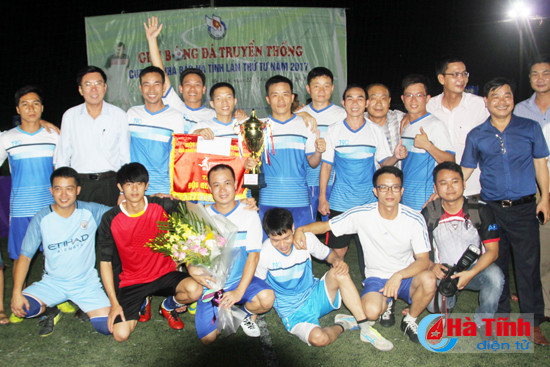 ket thuc thanh cong giai bong da cup hoi nha bao ha tinh lan thu 4