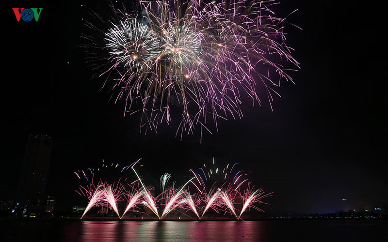 chung ket le hoi phao hoa quoc te da nang ban tinh ca lang man