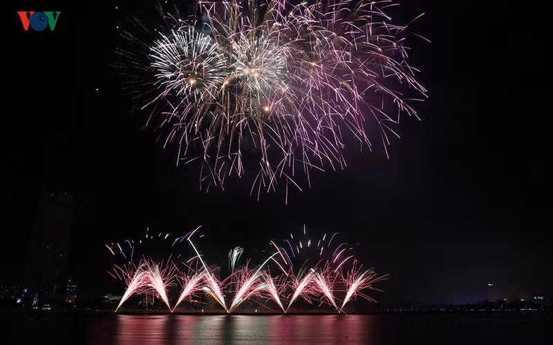 chung ket le hoi phao hoa quoc te da nang ban tinh ca lang man