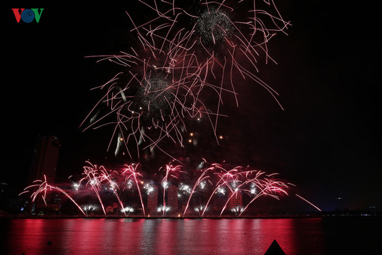 chung ket le hoi phao hoa quoc te da nang ban tinh ca lang man