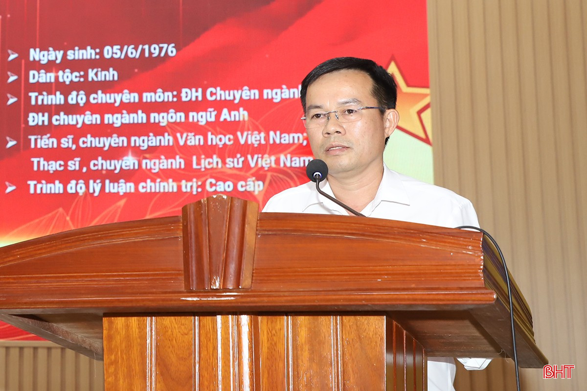 Ông Nguyễn Tùng Lĩnh - Phó Chủ tịch Hội Liên hiệp Văn học nghệ thuật Hà Tĩnh trình bày chương trình hành động.