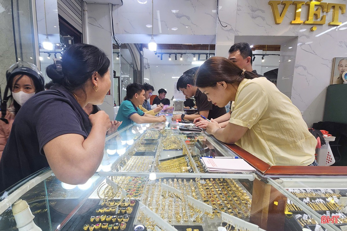 Nhằm phục vụ nhu cầu mua vàng ngày vía Thần Tài (mùng 10 tháng Giêng) của người dân, nhiều cửa hàng kinh doanh vàng bạc tại Hà Tĩnh đã nhập về các mẫu vàng ép vỉ hình linh vật ngựa, vàng miếng hình ông Thần Tài, nhẫn kim tiền… với thiết kế tinh xảo, mang ý nghĩa tài lộc, may mắn.