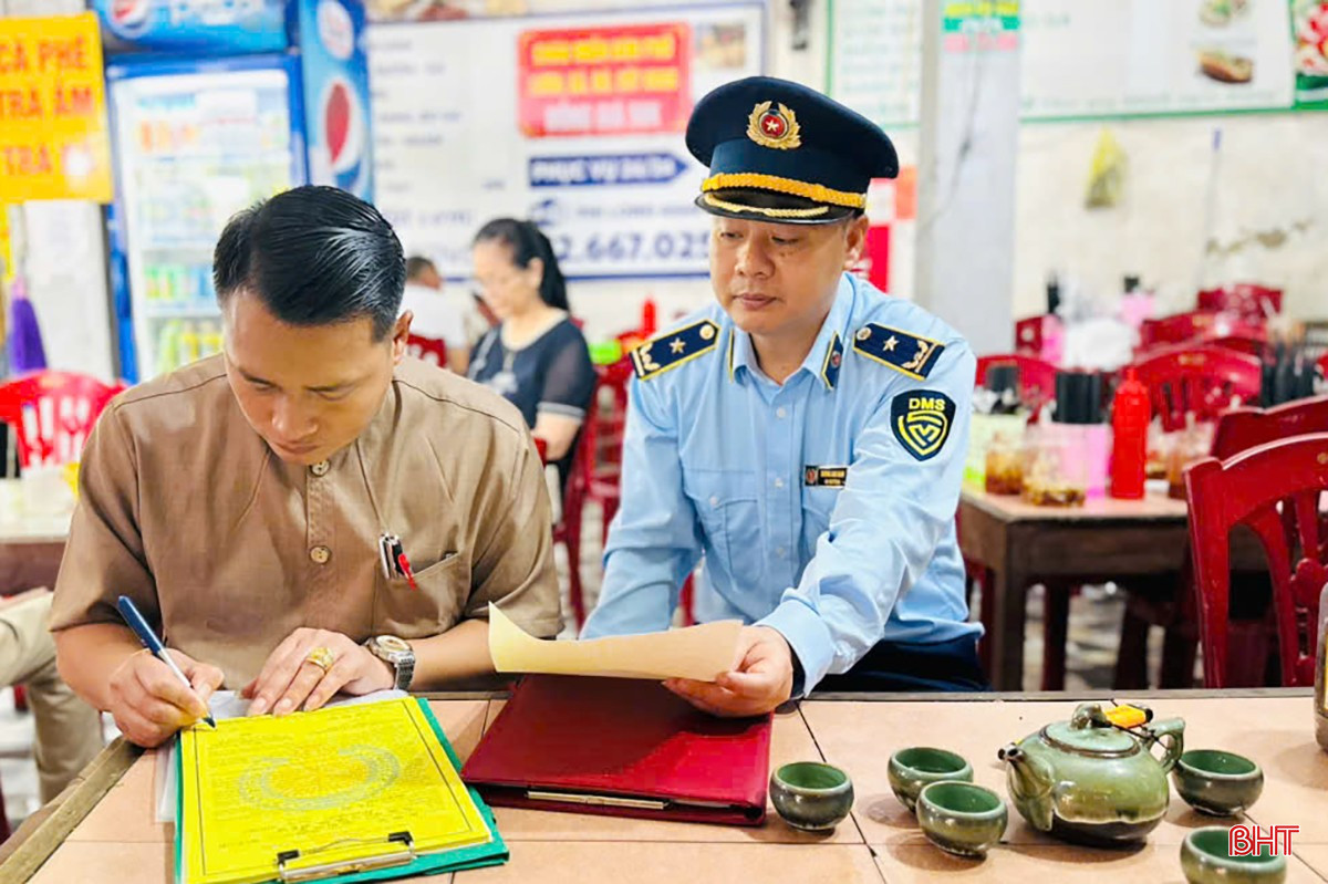 Ngành chức năng thực hiện tuyên truyền pháp luật và tổ chức cho các hộ kinh doanh ký cam kết.