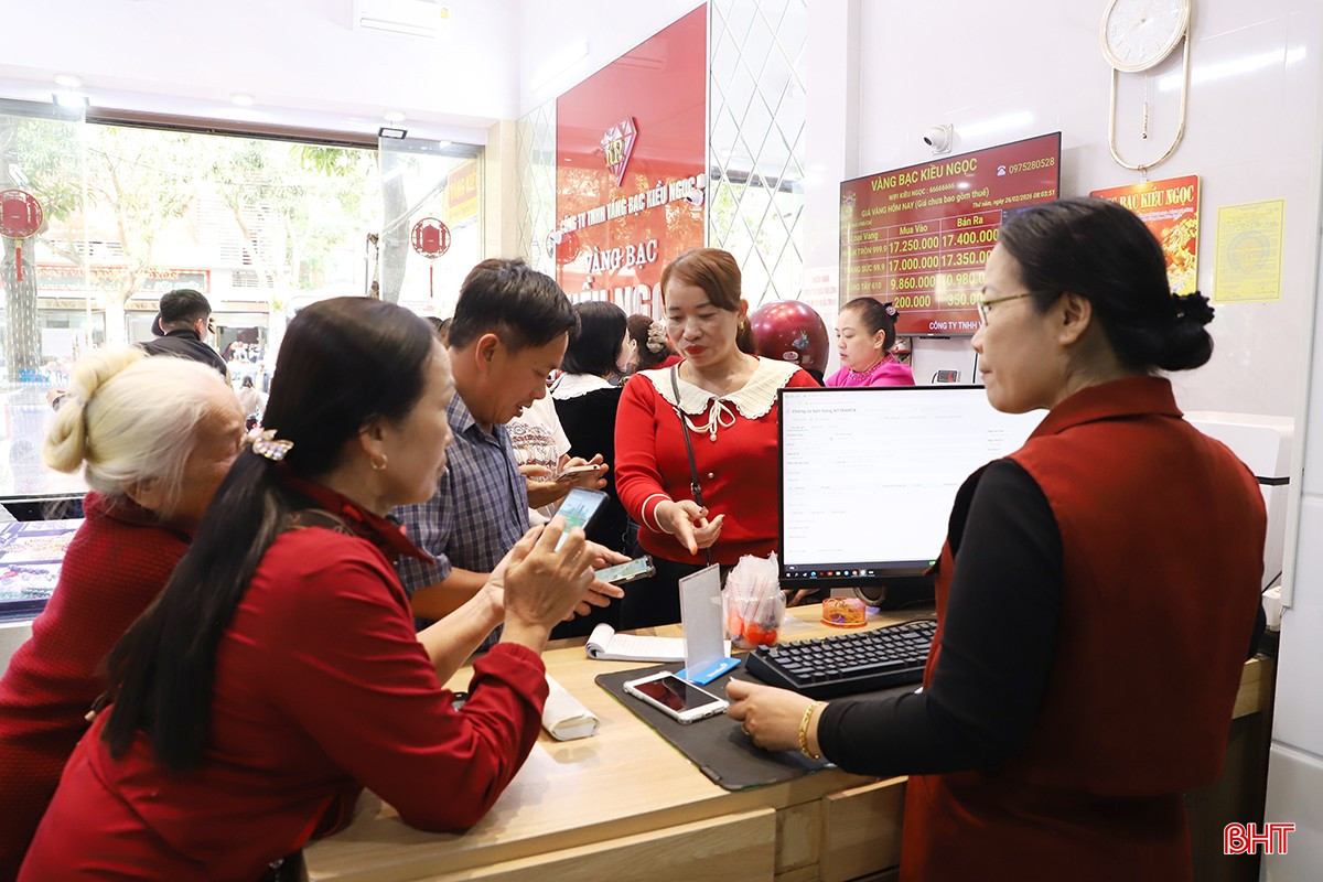 Bà Phan Thủy Hằng - chủ tiệm vàng Kiều Ngọc (đường Nguyễn Công Trứ, phường Thành Sen) cho biết: “Sáng nay chúng tôi mở cửa từ 6 giờ. Khách đến khá sớm, chủ yếu mua từ 1–2 chỉ để lấy may đầu năm. Cửa hàng phải tăng thêm nhân viên để kịp thời phục vụ”.