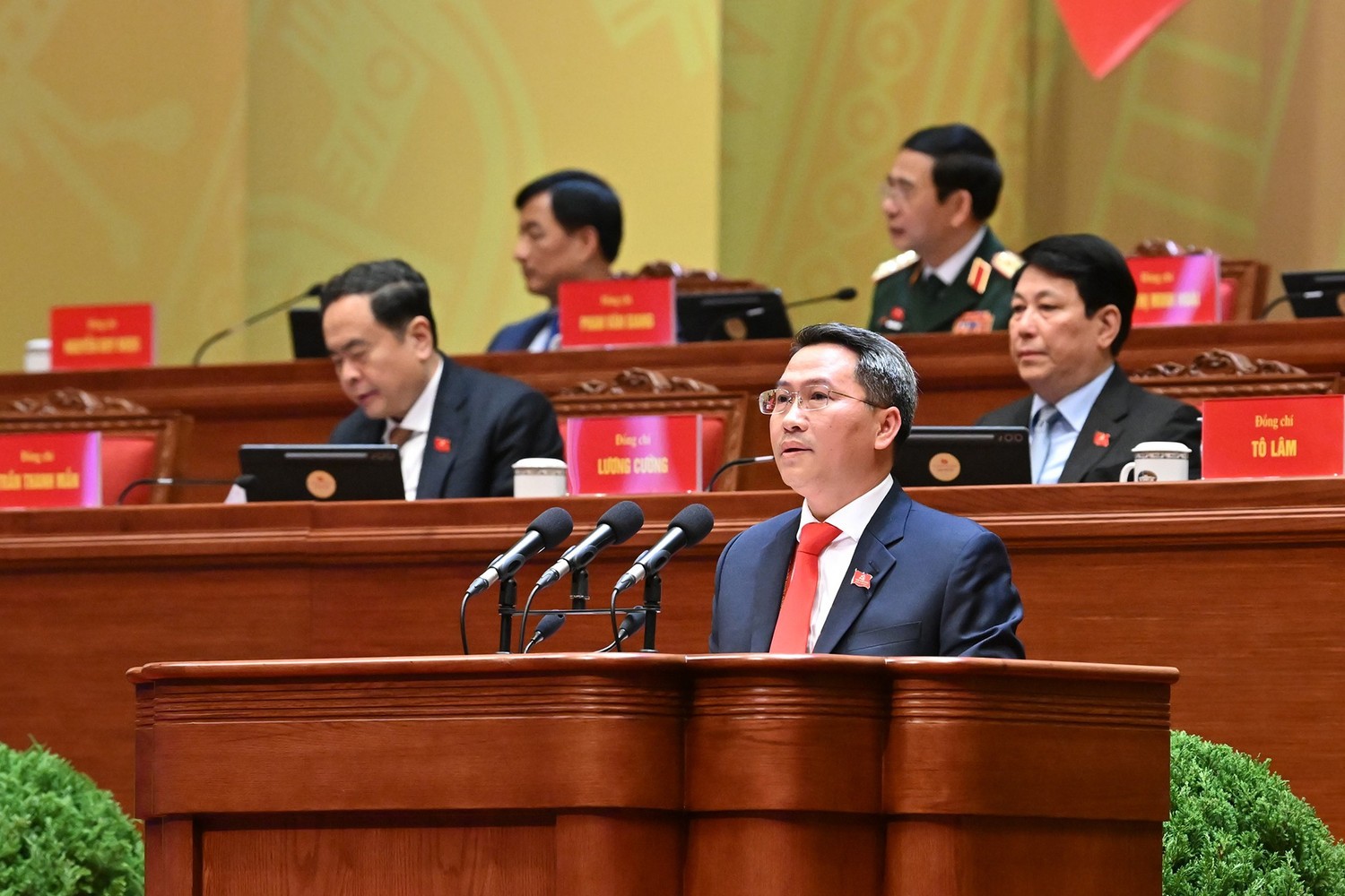 Đồng chí Nguyễn Tấn Phát, Thành ủy viên, Bí thư Đảng ủy phường Sài Gòn (TP Hồ Chí Minh), trình bày tham luận “Lãnh đạo phát triển kinh tế tư nhân nhanh và bền vững”.
