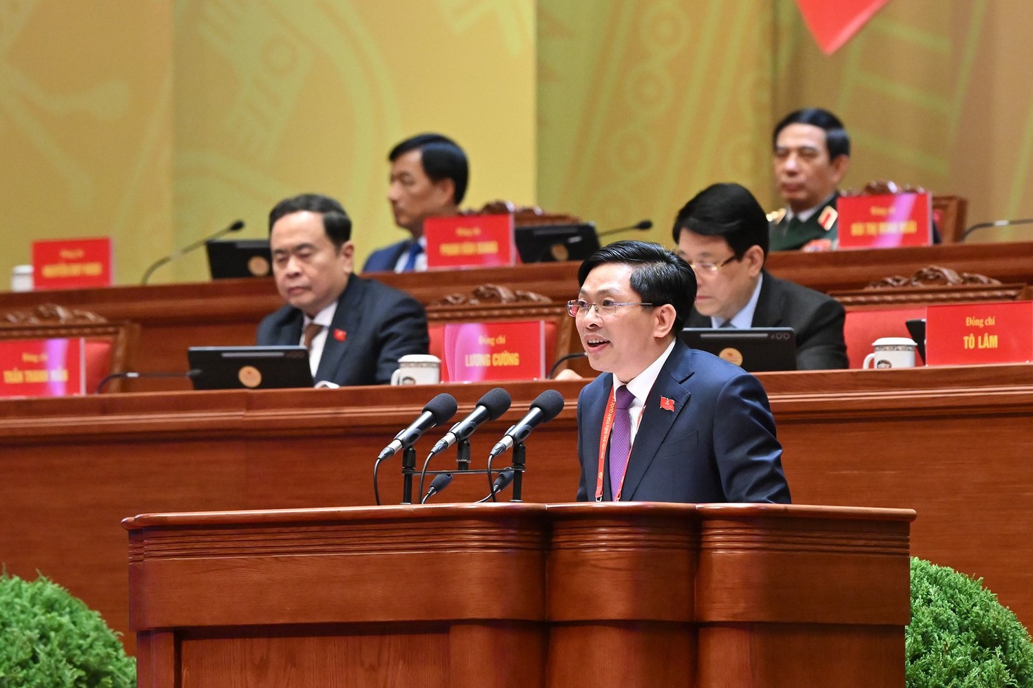 Đồng chí Đặng Văn Dũng, Ủy viên Ban Chấp hành Đảng bộ các cơ quan Đảng Trung ương, Bí thư Đảng ủy cơ quan, Phó Trưởng Ban Nội chính Trung ương, trình bày tham luận “Tiếp tục đẩy mạnh, kiên quyết, kiên trì đấu tranh ngăn chặn, đẩy lùi tham nhũng, lãng phí, tiêu cực”.