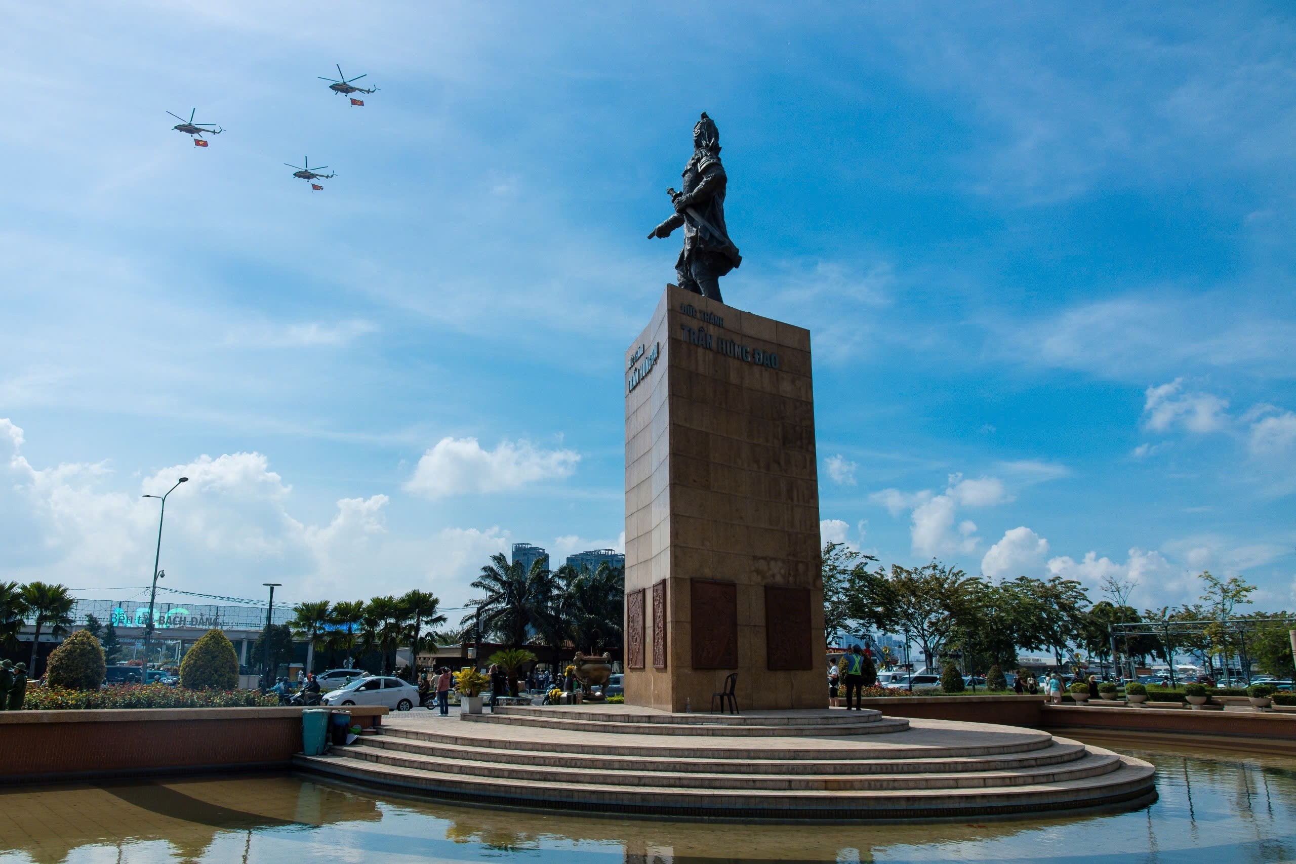 Sáng 22/4, các biên đội trực thăng, tiêm kích xuất phát từ sân bay Biên Hòa và thực hiện hợp luyện trên bầu trời TP.HCM, chuẩn bị cho lễ diễu binh, diễu hành kỷ niệm 50 năm Ngày Giải phóng Miền Nam, Thống nhất Đất nước (30/4/1975-30/4/2025). Ảnh: Phương Lâm.