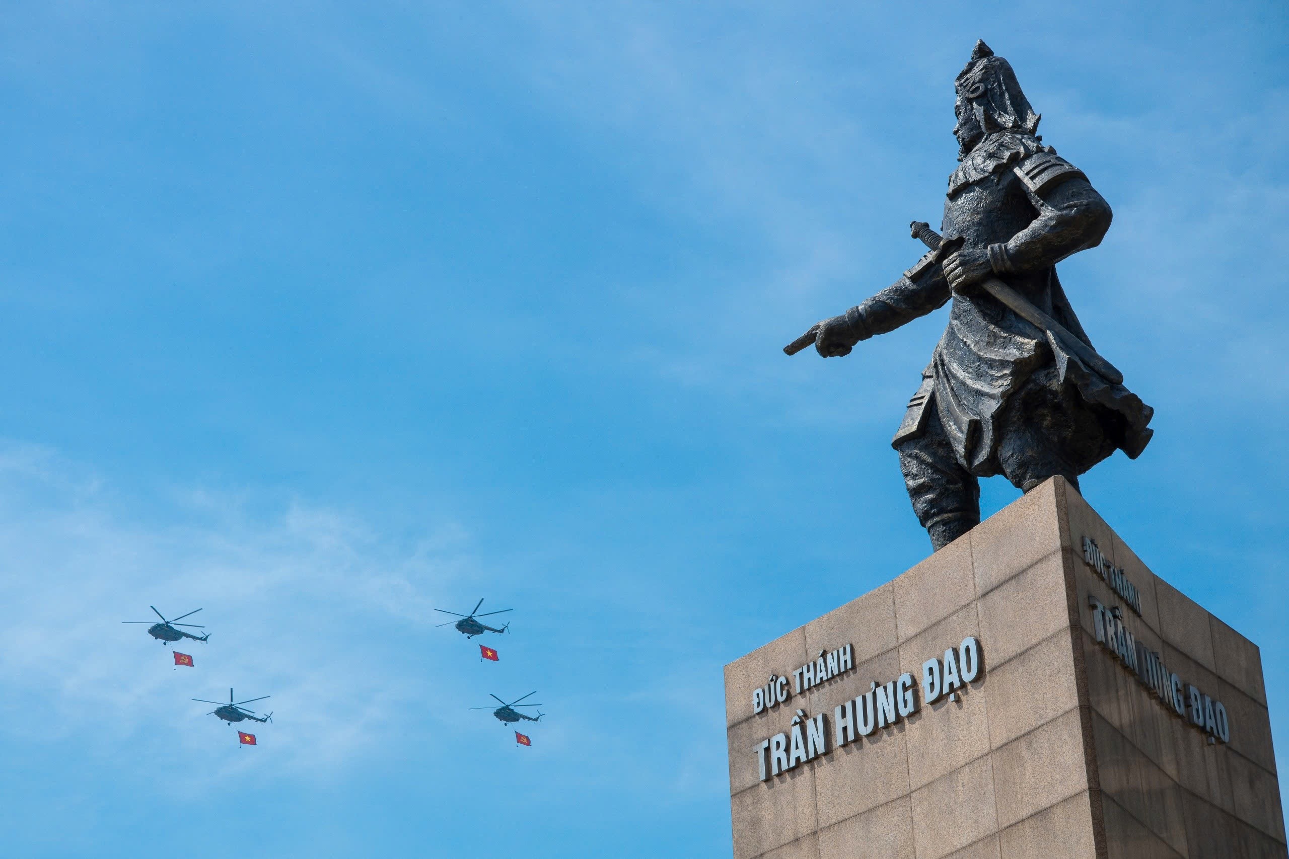 Biên đội 4 chiếc trực thăng thả cờ bay qua bến Bạch Đằng, qua tượng Đức thánh Trần Hưng Đạo (quận 1) lúc 9h20. Ảnh: Phương Lâm.