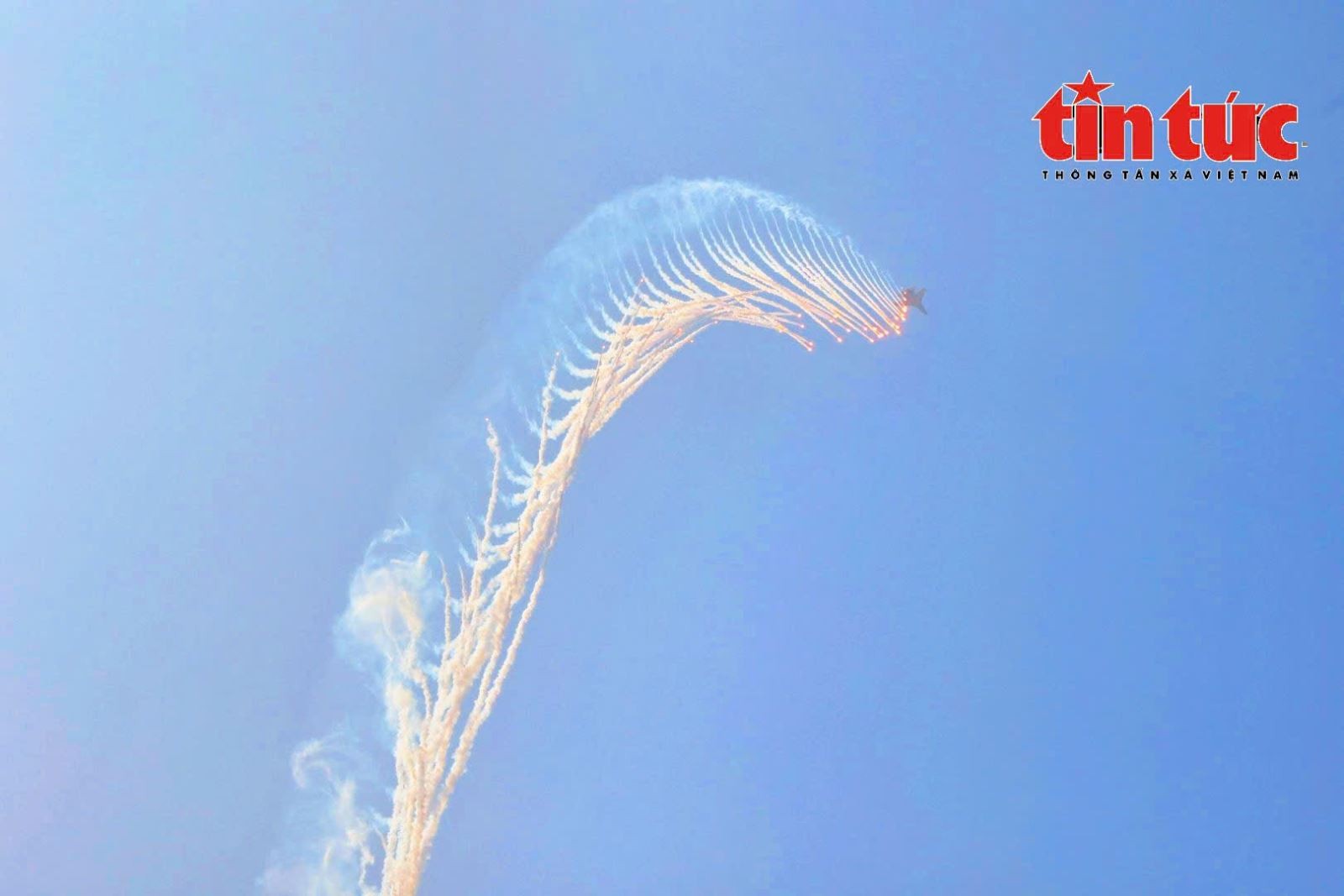 Màn thả bẫy nhiệt của Su-30MK2 để lại một vệt trắng trên nền trời.
