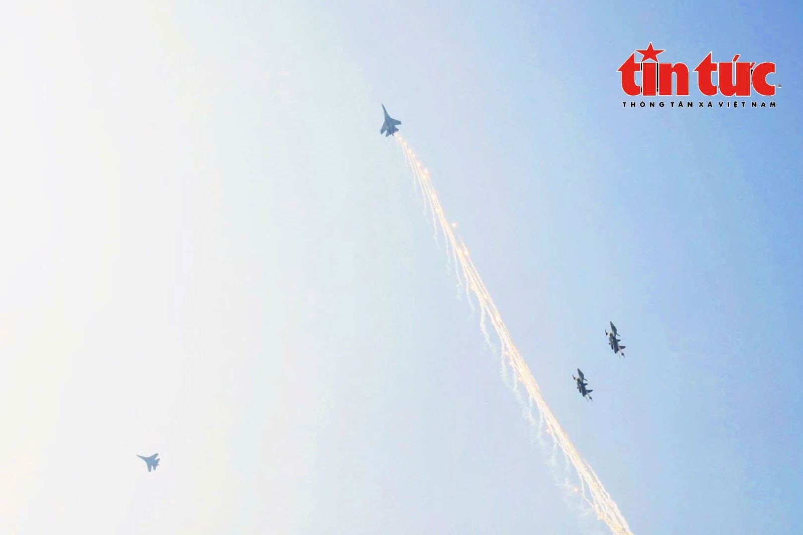 Những chiếc máy bay Su-30MK2 - hổ mang chúa thực hiện các màn lộn trên không trung khá bắt mắt.