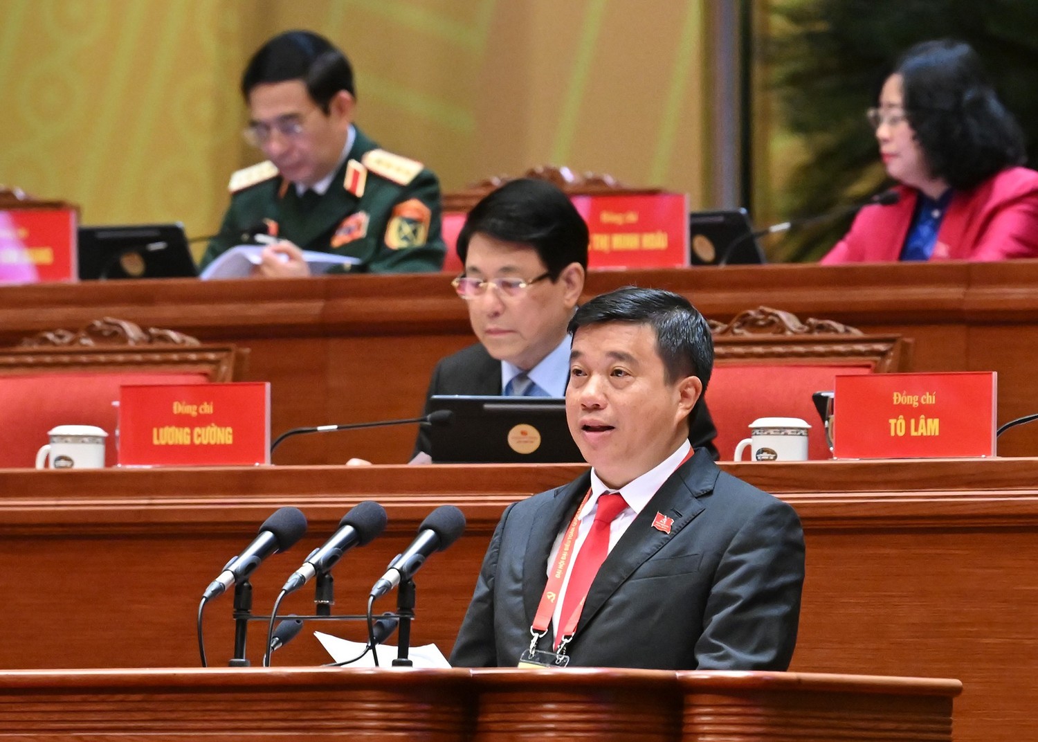 Đồng chí Y Thanh Hà Niê Kđăm, Ủy viên Trung ương Đảng, Bí thư Tỉnh ủy, Trưởng Đoàn đại biểu Quốc hội tỉnh Lâm Đồng trình bày tham luận với chủ đề “Củng cố hệ thống chính trị vùng đồng bào dân tộc thiểu số, tăng cường niềm tin của Nhân dân với Đảng”.