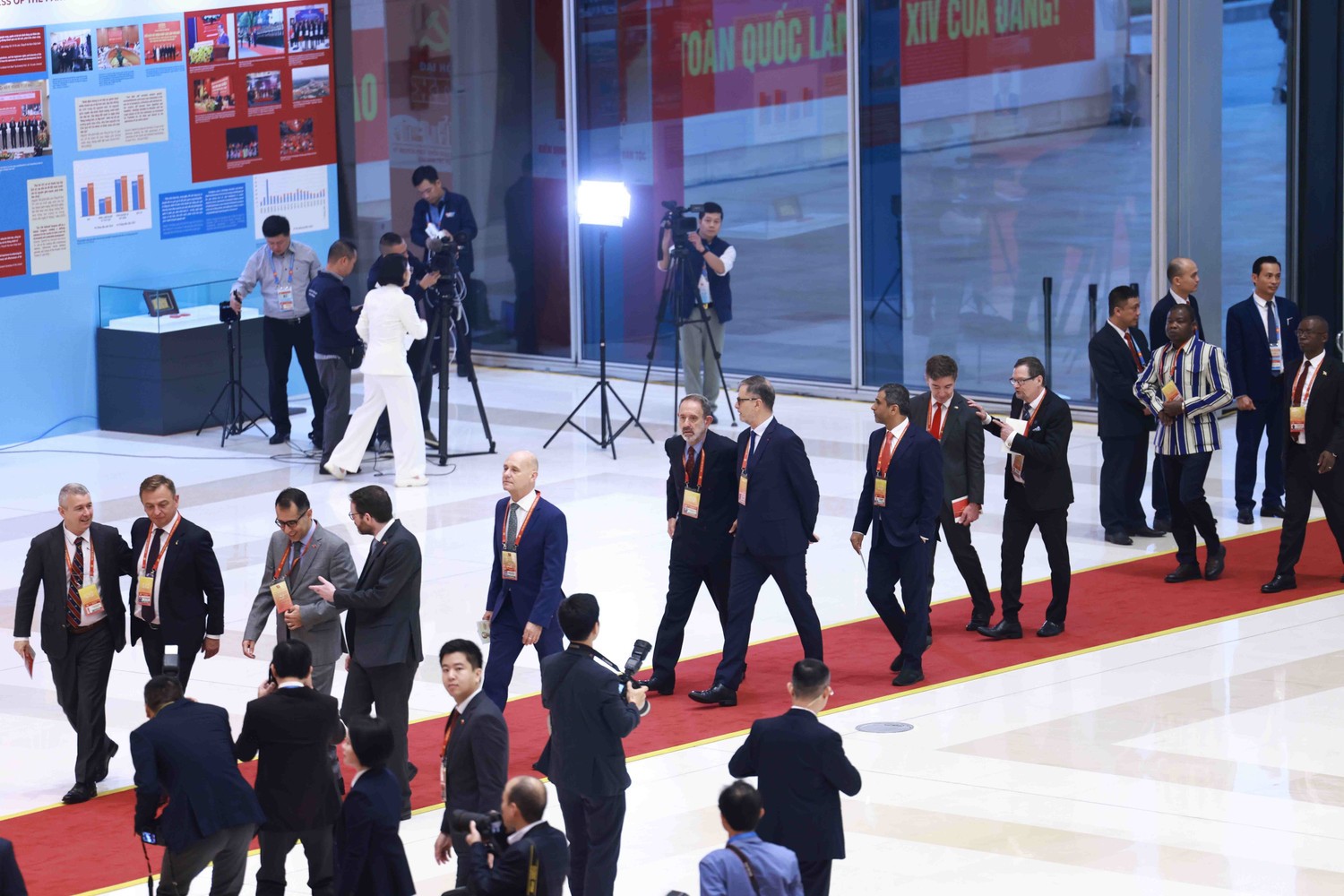 Các đại biểu đến dự phiên khai mạc Đại hội XIV của Đảng. Ảnh: TTXVN