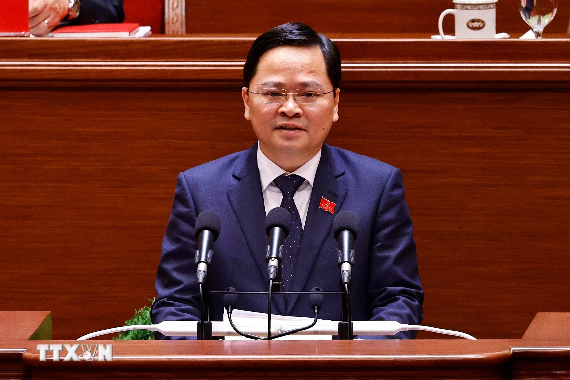 Đồng chí Nguyễn Anh Tuấn, Ủy viên Trung ương Đảng, Phó Trưởng Ban Chính sách, chiến lược Trung ương, tham luận về vấn đề “Các giải pháp chiến lược nhằm tăng trưởng kinh tế 2 con số trong giai đoạn mới 2026-2030.” (Ảnh: TTXVN)