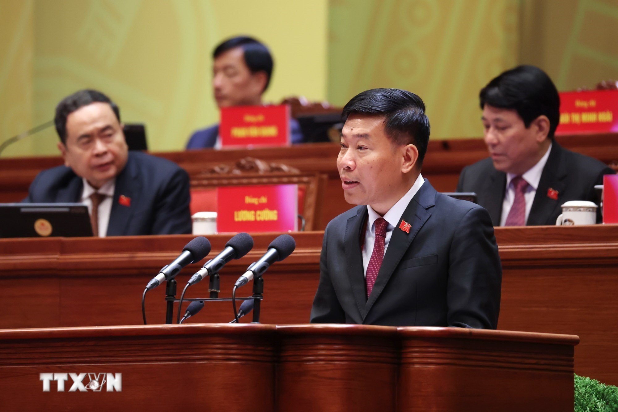 Đồng chí Nguyễn Mạnh Cường, Ủy viên Trung ương Đảng, Phó Bí thư Thường trực Đảng ủy, Thứ trưởng Bộ Ngoại giao, tham luận về vấn đề “Chủ động, tích cực thực hiện nhiệm vụ trọng yếu, thường xuyên là đẩy mạnh đối ngoại, hội nhập quốc tế, phục vụ các mục tiêu chiến lược của đất nước.” (Ảnh: TTXVN)