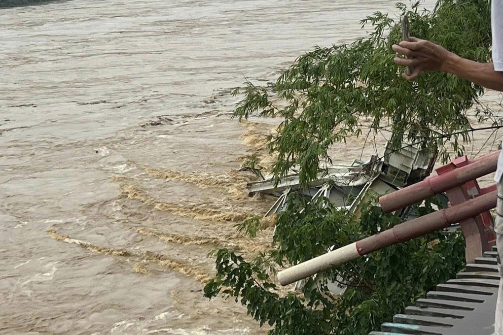 Một phần thân cầu nằm dưới sông Hồng (Ảnh: Ngọc Nguyễn).