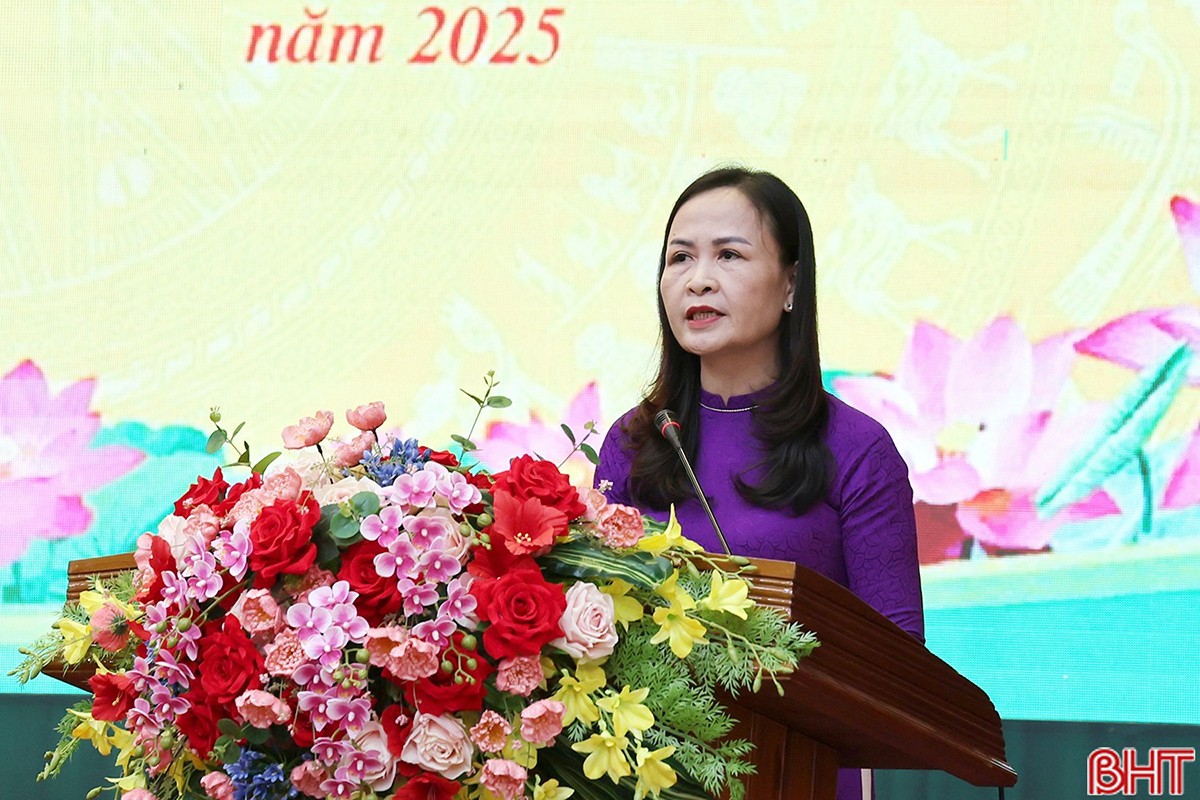 Chủ tịch Hội LHPN tỉnh Nguyễn Thị Lệ Hà chia sẻ về cách làm của các cấp hội trong giảm nghèo bền vững. ljkba.jpg