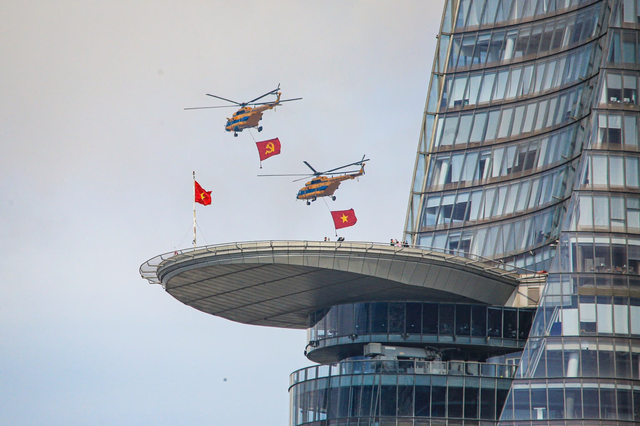 Đây là lần thứ hai các biên đội tập luyện kéo cờ vào TP.HCM. Lá cờ có diện tích 19 m2 với quả đối trọng nặng 120 kg. Ảnh: Quỳnh Danh.