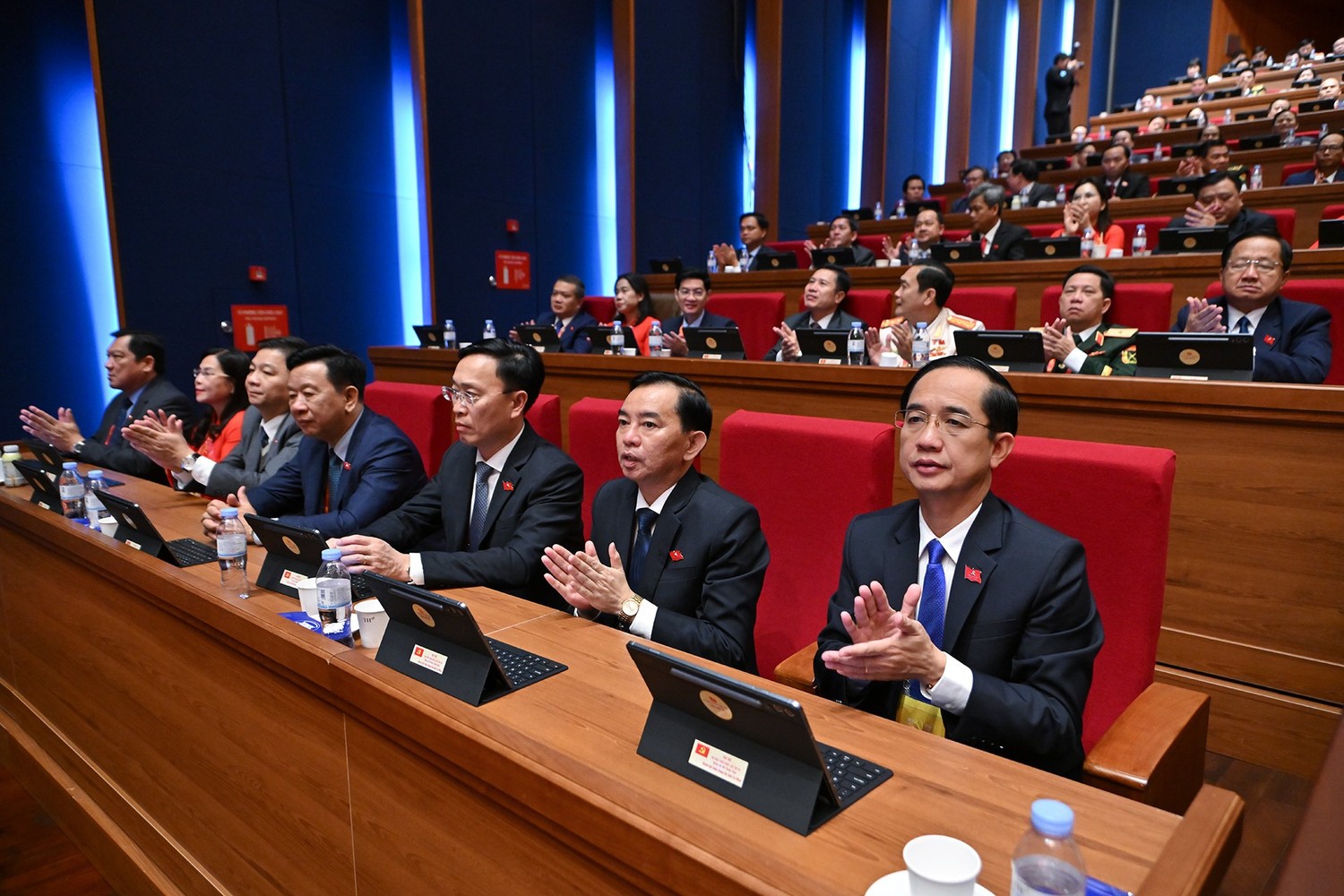 Các đại biểu dự phiên thảo luận ở hội trường chiều 21/1.