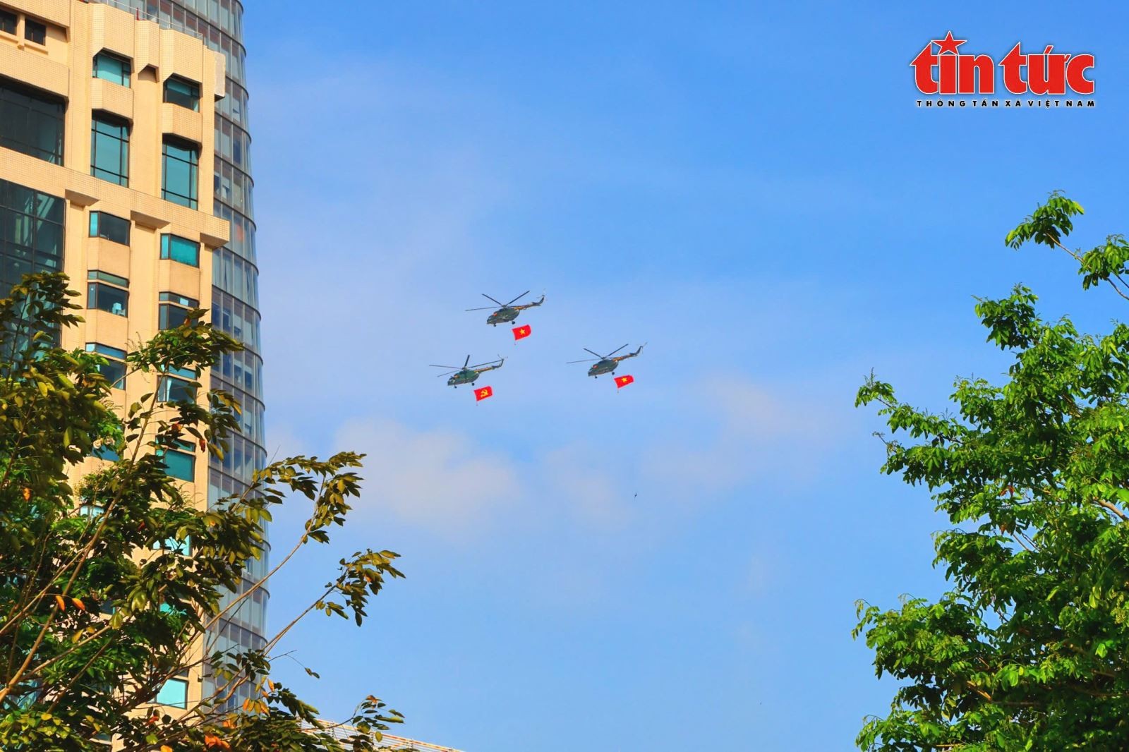 Từ các tòa nhà cao tầng, người dân có thể nhìn thấy những chiếc trục thăng bay ngang qua.