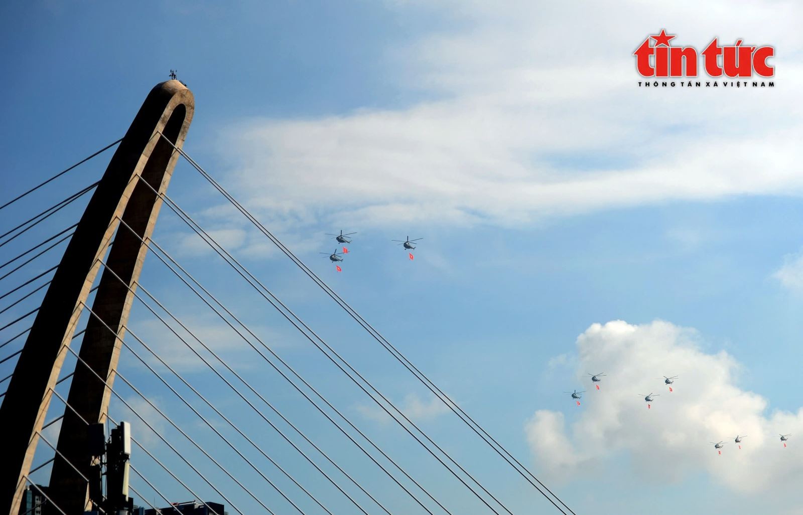 Hình ảnh những chiếc trực thăng mang theo cờ Đảng, cờ Tổ Quốc bay trên cầu Ba Son.