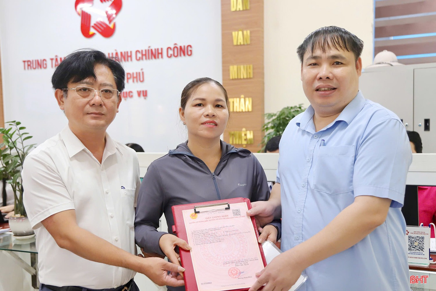 Phường Trần Phú là địa phương đầu tiên của Hà Tĩnh trao giấy chứng nhận quyền sử dụng đất cho người dân sau khi thực hiện sắp xếp mô hình chính quyền cấp xã mới. bqbht_br_z6875038139936-113d6130e0fb4f6cbb9cb3b70a8bde40.jpg