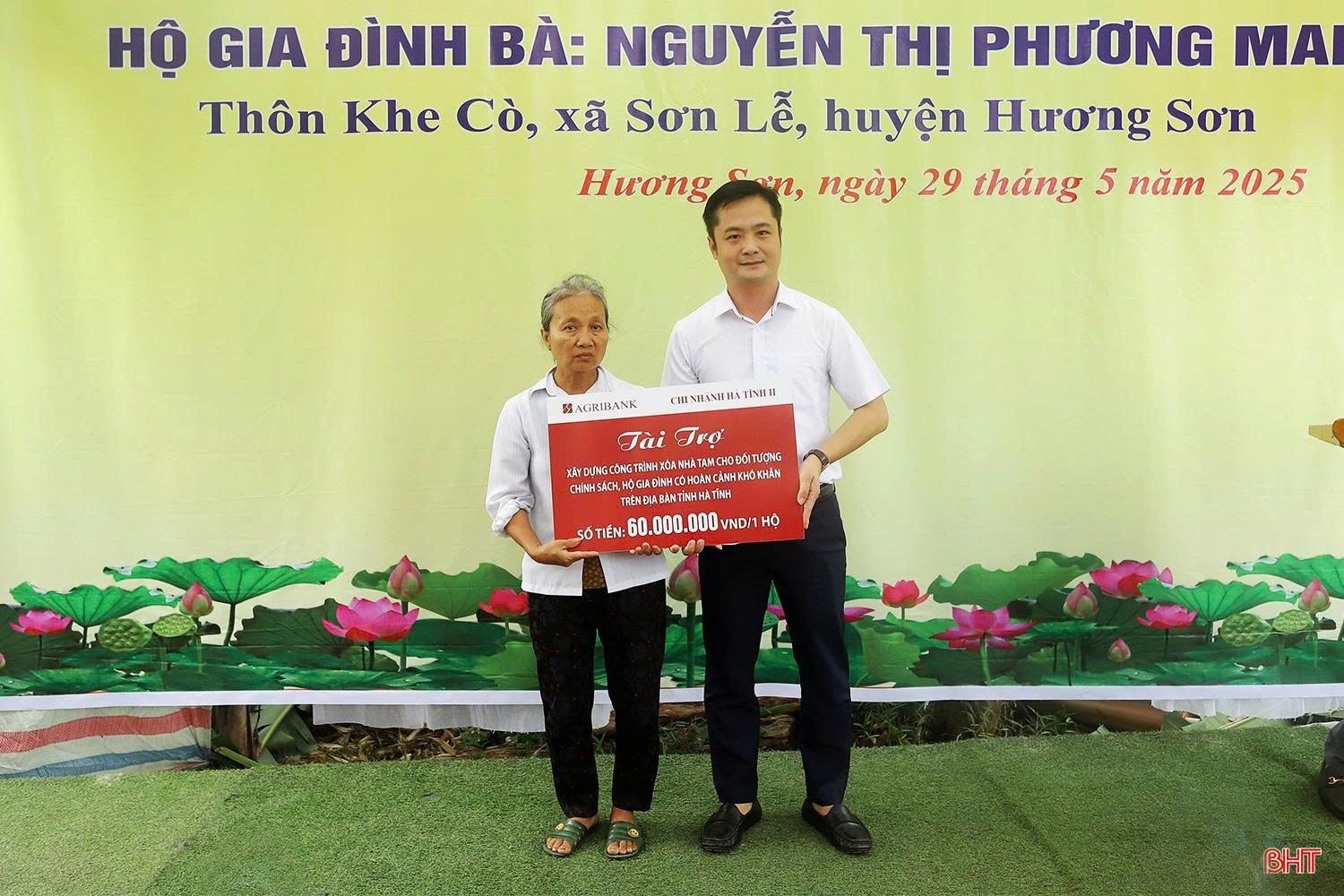 Ngân hàng Agribank chi nhánh Hà Tĩnh II trao biểu trưng tài trợ 60 triệu đồng xây dựng nhà ở cho hộ gia đình bà Nguyễn Thị Phương Mai. z6650474514035-ec2f838faf8baf9fee7695af62a6fbab.jpg