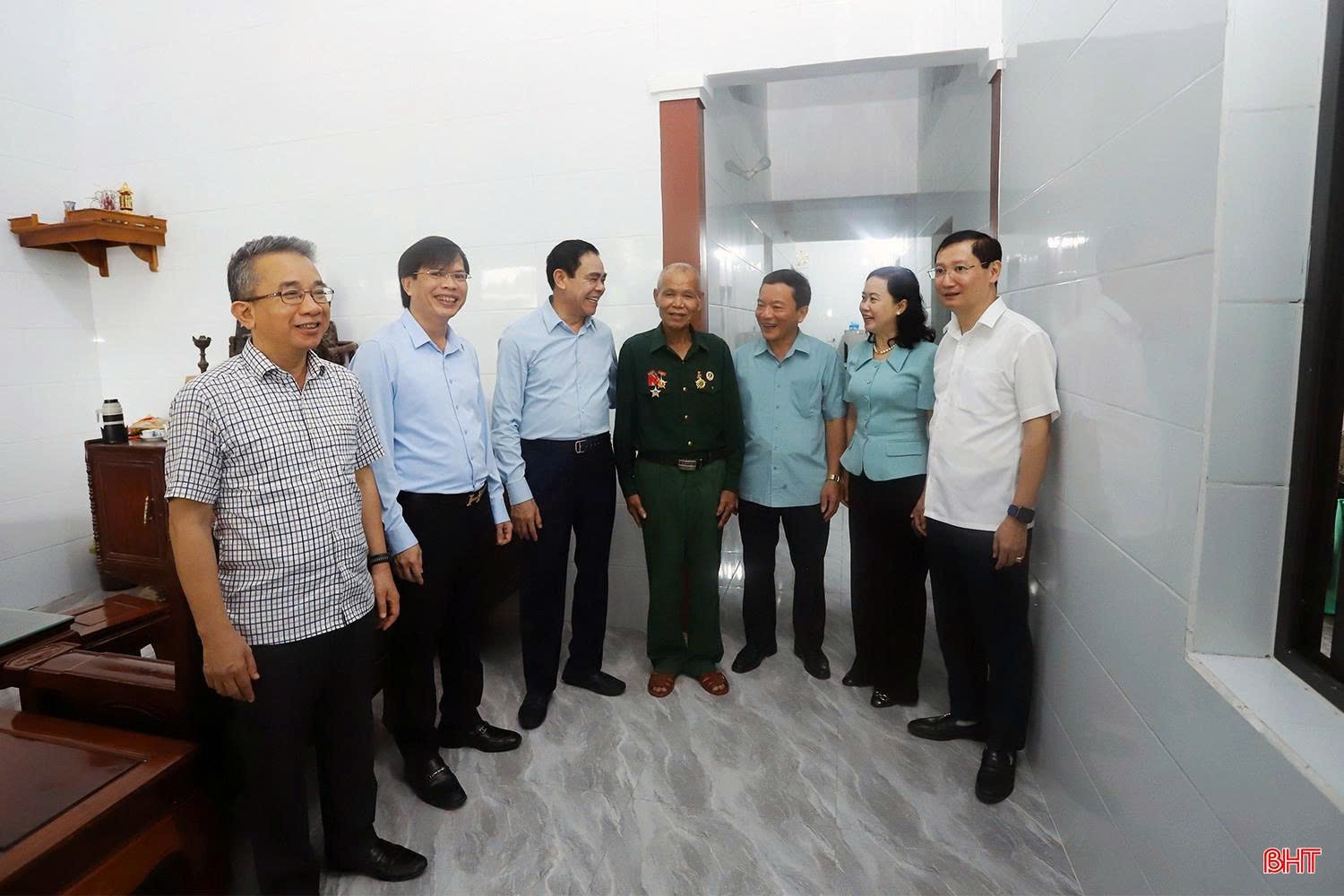 Chủ tịch UBND tỉnh Võ Trọng Hải cùng các thành viên trong đoàn chúc mừng gia đình ông Phan Văn Sơn (thôn Đồng Tiến, xã Quang Diệm, Hương Sơn) có nhà mới khang trang. z6650474320903-123b6601ce4fca05606b2ae0a81e0b87.jpg