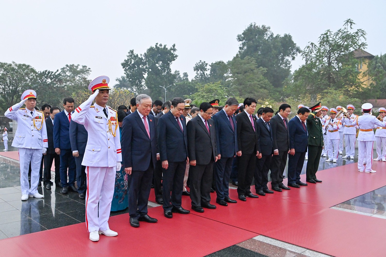 Trong không khí trang nghiêm, các đồng chí Lãnh đạo Đảng, Nhà nước và các đại biểu bày tỏ lòng tưởng nhớ những người con ưu tú của dân tộc đã không tiếc máu xương, dũng cảm chiến đấu, hy sinh vì nền độc lập, tự do của Tổ quốc, vì hạnh phúc của nhân dân. Ảnh daihoidangtoanquoc.vn