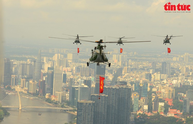 Đường bay kéo dài từ sân bay Biên Hòa (Đồng Nai), qua xa lộ Hà Nội, cầu Sài Gòn và kết thúc tại khu vực trung tâm TP Hồ Chí Minh, nơi diễn ra lễ kỉ niệm 50 năm Ngày giải phóng miền Nam, thống nhất đất nước.