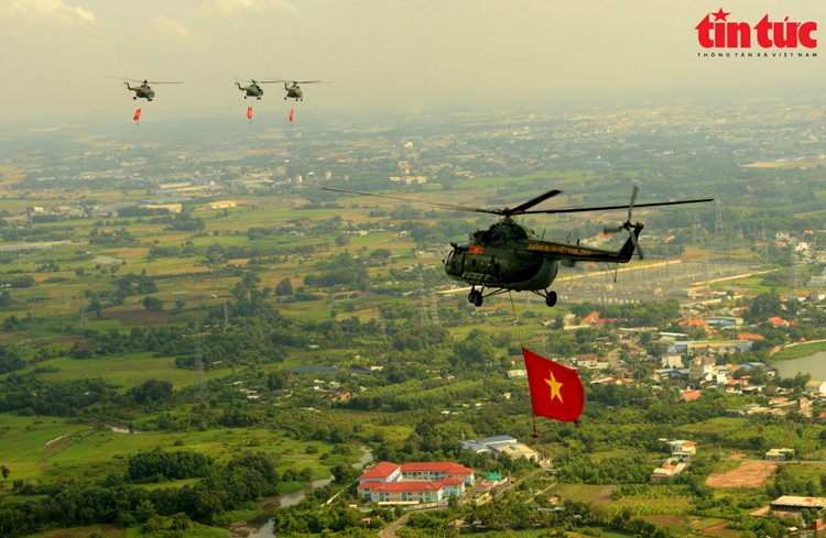 Trực thăng bay hướng về TP Hồ Chí Minh trong sáng 30/4.