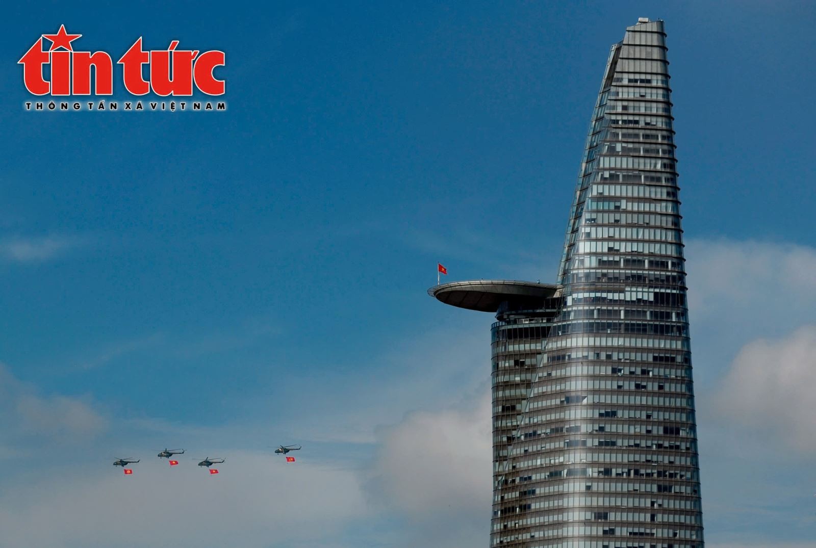 Những chiếc trực thăng bay ngang tòa nhà Betexco, Quận 1.