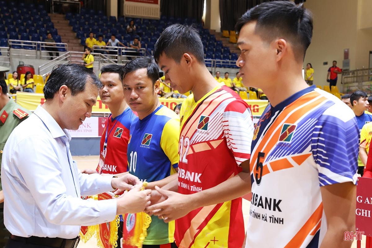 Bí thư Hoàng Trung Dũng tặng cờ lưu niệm cho các đội bóng.jpg