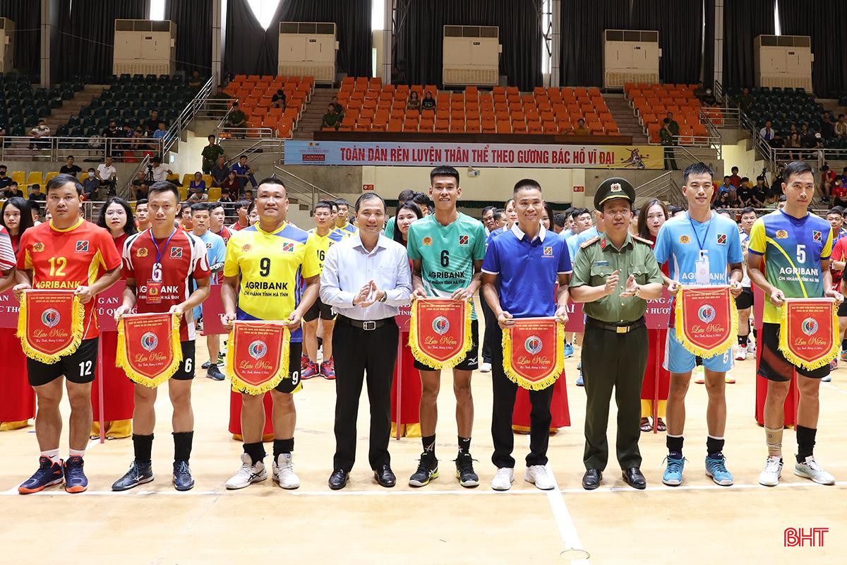 đại biểu chụp hình với các đội bóng.jpg