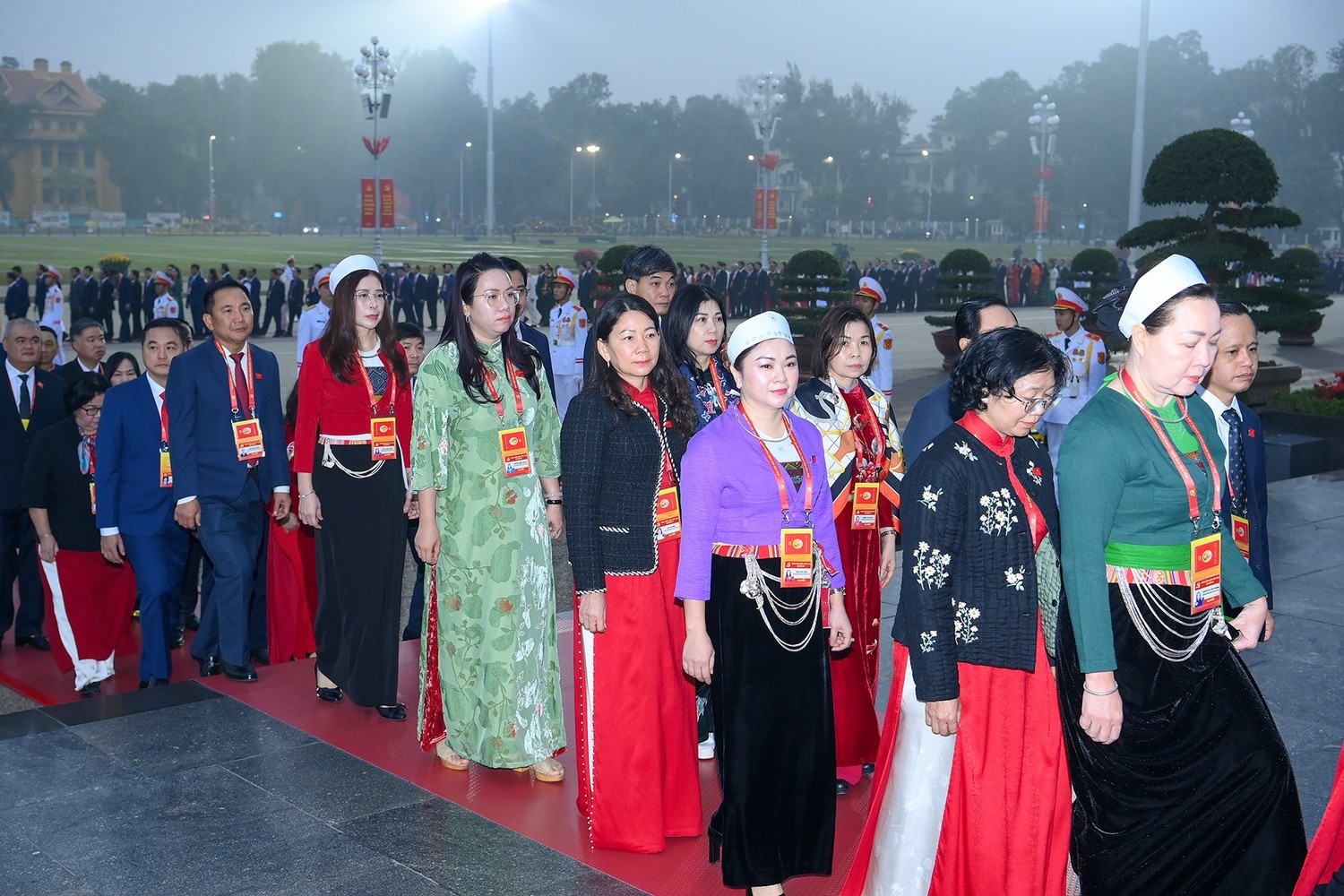 Các đại biểu dự Đại hội XIV của Đảng vào Lăng viếng Chủ tịch Hồ Chí Minh. Ảnh daihoidangtoanquoc.vn