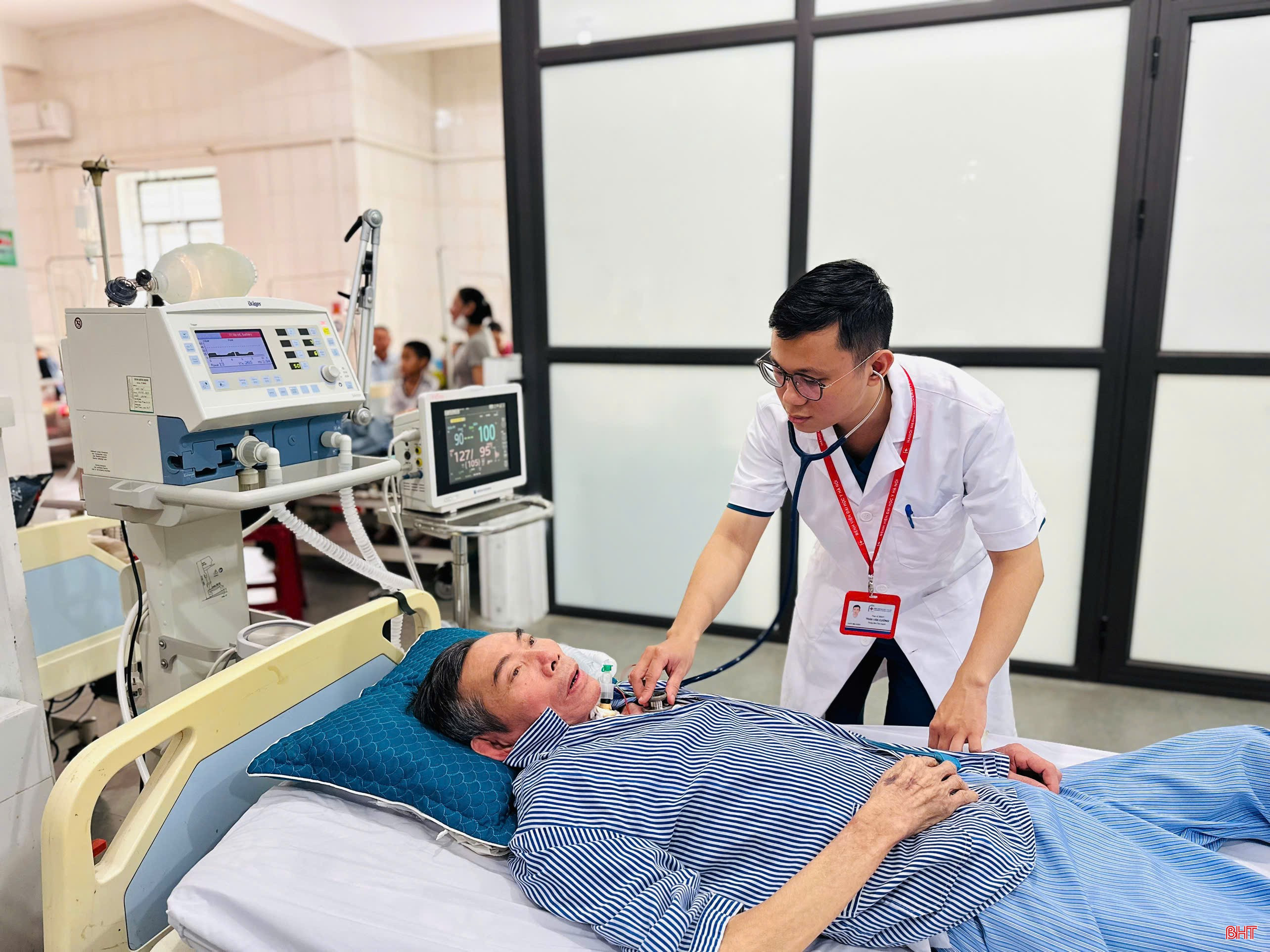 Thạc sỹ, bác sỹ nội trú Trần Văn Cường được phân công về thăm khám, điều trị cho bệnh nhân và hỗ trợ chuyên môn cho y, bác sỹ tại BVĐK thị xã Kỳ Anh. bqbht_br_thac-sy-bac-sy-noi-tru-tran-van-cuong-chuyen-kham-cac-benh-tim-mach-tai-benh-vien-da-khoa-thi-xa-ky-anh.jpg