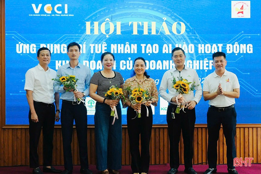 Lãnh đạo Hội Doanh nhân trẻ Hà Tĩnh tặng hoa cho doanh nghiệp đóng góp cho thành công của hội thảo. bqbht_br_z6596427242873-dc2b8589290fe640661bdf85a5090932.jpg