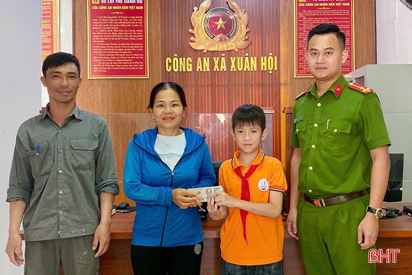 Bố con cháu Hoàng Đức Duy trao trả 61 triệu đồng cho chị Mai Thị Hường trước sự chứng kiến của Công an xã Xuân Hội. bqbht_br_luc-luong-cong-an-da-ho-tro-cung-bo-con-chau-duc-tra-lai-so-tien-cho-nguoi-bi-danh-roi.jpg
