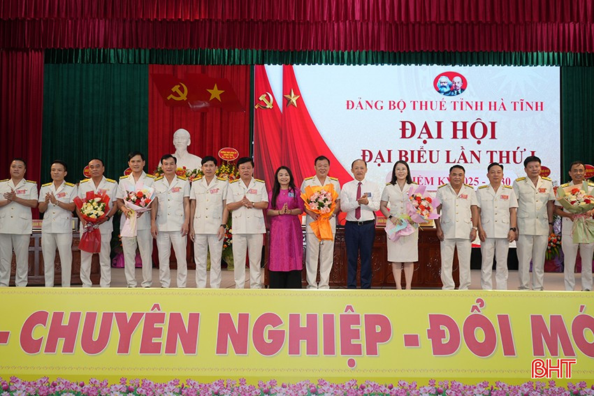 Các đồng chí lãnh đạo tỉnh tặng hoa chúc mừng Ban Chấp hành Đảng bộ Thuế tỉnh Hà Tĩnh nhiệm kỳ 2025 -2030 bqbht_br_dsc02263-801.jpg