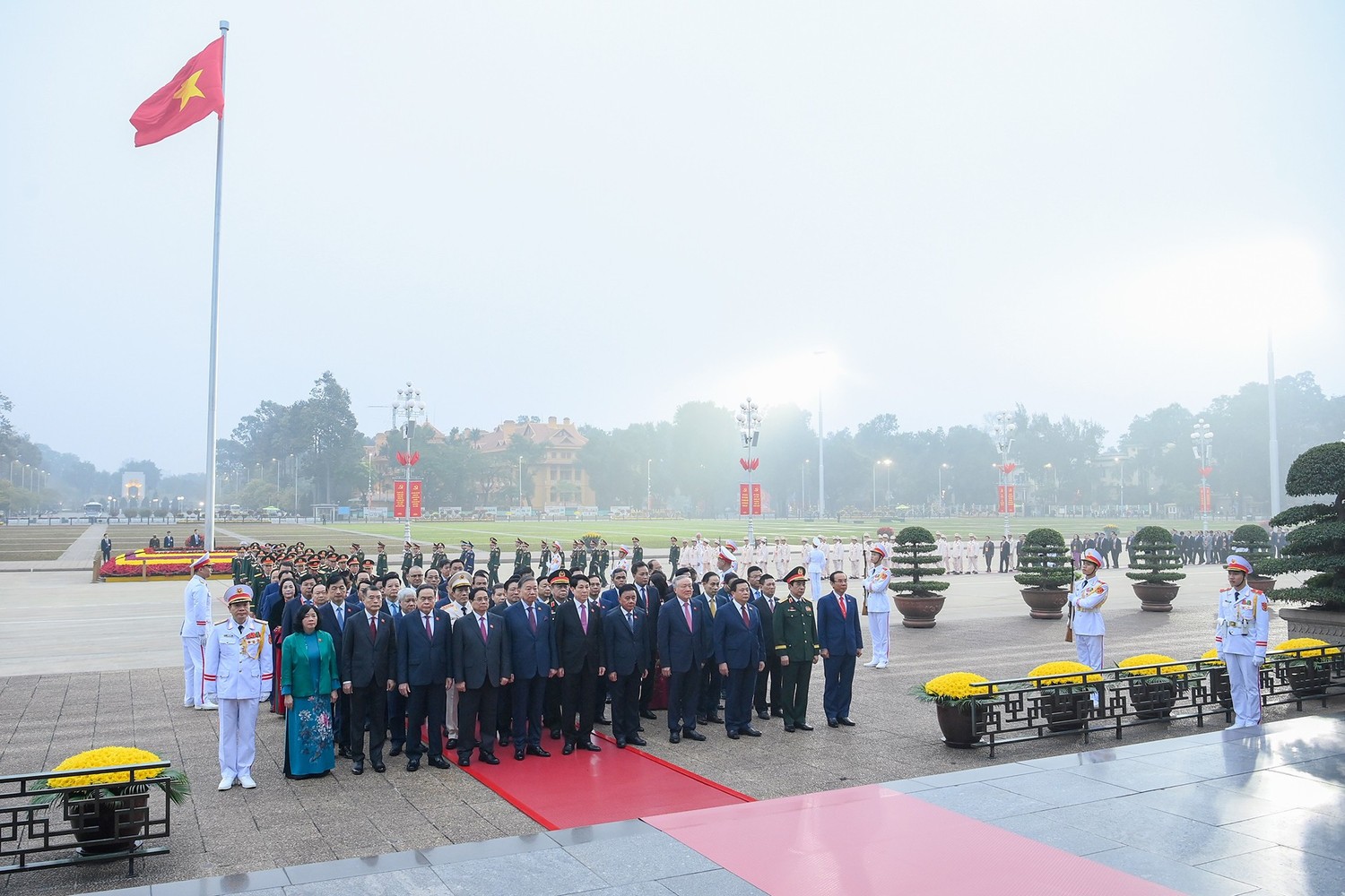 Các đồng chí Lãnh đạo Đảng, Nhà nước và các đại biểu bày tỏ lòng thành kính, tưởng nhớ đến công lao to lớn của Chủ tịch Hồ Chí Minh, vị lãnh tụ kính yêu của toàn dân tộc Việt Nam. Ảnh daihoidangtoanquoc.vn