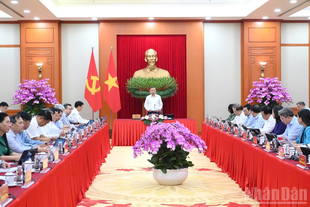 Tổng Bí thư, Chủ tịch nước Tô Lâm chủ trì Phiên họp thứ nhất Ban Chỉ đạo Trung ương về tổng kết thực tiễn và nghiên cứu sửa đổi, bổ sung Điều lệ Đảng. (Ảnh: ĐĂNG KHOA)