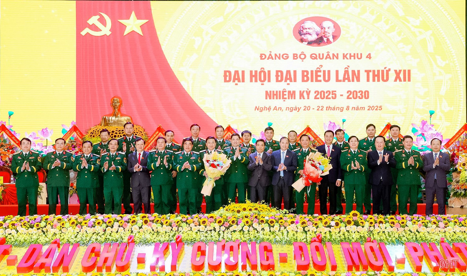 Ban Chấp hành Đảng bộ Quân khu 4 nhiệm kỳ 2025 - 2030 ra mắt đại hội và nhận nhiệm vụ. Ảnh: Phạm Bằng bqbht_br_bna-111-222.jpg